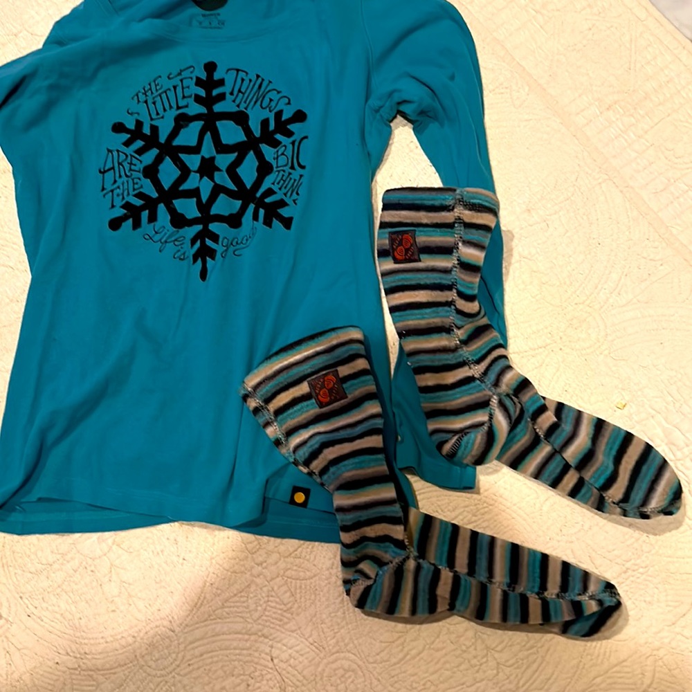❄️ Life is Good Long Sleeve Shirt felt print & NEW ACORN Fleece Socks ❄️